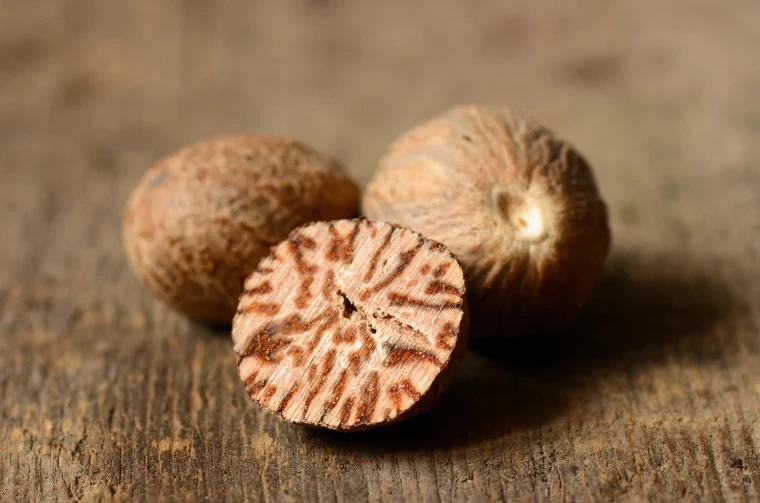 Organic whole Nutmeg